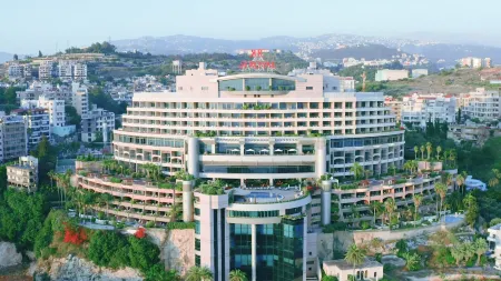 Le Royal Hotel - Beirut Отели рядом с достопримечательностью «Embassy of Canada»