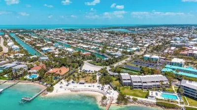 Maison Grand Blue Arenas/ Heated Pool/ Outdoor Lounge Area/ 120' Dock/ Game Room Hotels in der Nähe von Sombrero Reef