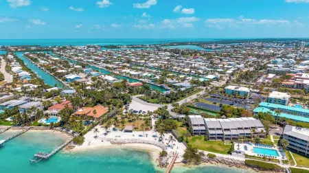 Maison Grand Blue Arenas/ Heated Pool/ Outdoor Lounge Area/ 120' Dock/ Game Room Отели рядом с достопримечательностью «Sombrero Reef»