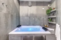 Gallery Suite Naples - Bathtub