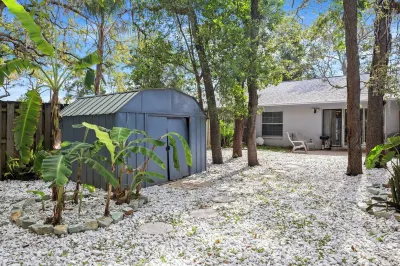 Pool, Private Yard, Grill, Massage Bed Within 2 Miles of USF, Moffit Center Hotel in zona Lettuce Lake Park