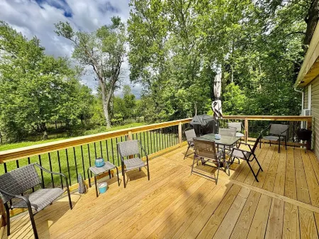 Charming 2-bedroom Cottage by the River