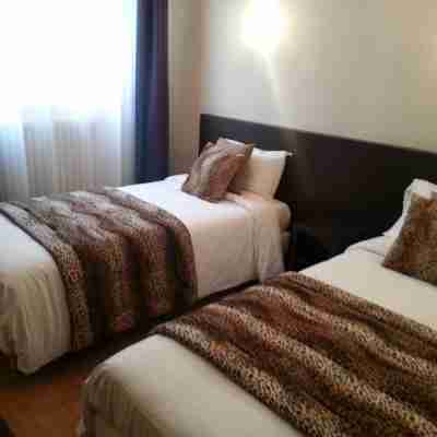 Hotel Le Chapeau Rouge Rooms