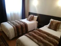 Le Chapeau Rouge Hotels in Saint-Leonard-des-Bois