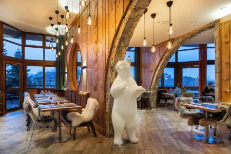 Royal Ours Blanc Boutique Hôtel & Spa Отели рядом с достопримечательностью «Альп-д’Юэз»