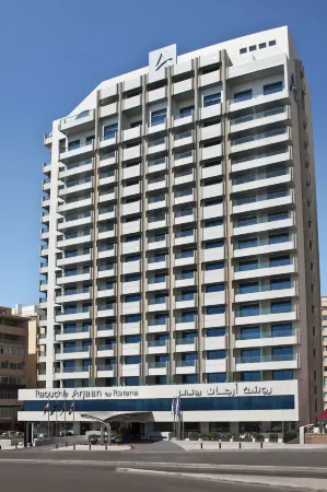 Raouché Arjaan by Rotana Отели рядом с достопримечательностью «Pigeon Rocks»