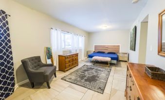 The Stone Castle - with Private Yard & Parking, Near Falls & Casino by Niagara Hospitality