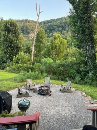 Spacious family home on the banks of the Little Red River in Heber Springs AR. Отели в г. Cleburne County