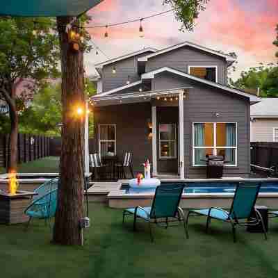 Pool Hottub Magic School Bus 5 Mins to Downtown Fitness & Recreational Facilities