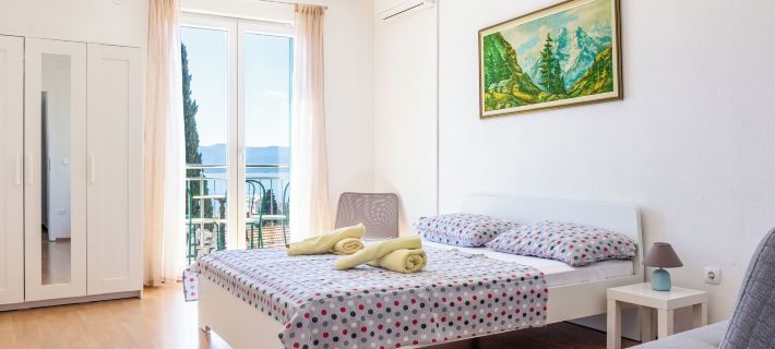 Stone house Dragan in the very center, with pool table, two balconies and the sea view Hotels in Bol