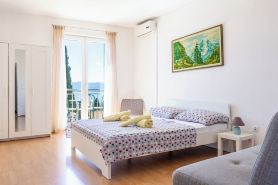 Stone house Dragan in the very center, with pool table, two balconies and the sea view