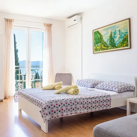 Stone house Dragan in the very center, with pool table, two balconies and the sea view