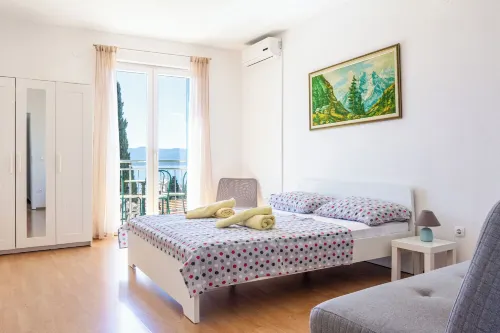 Stone house Dragan in the very center, with pool table, two balconies and the sea view Hotels in Gornji Humac