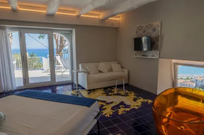 Decori Suites Amalfi Coast Отели рядом с достопримечательностью «Spiaggia della Crestarella»