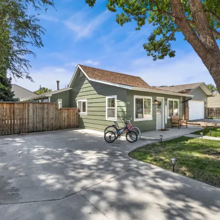 Downtown Windsor Home With Hot Tub & Pool Table