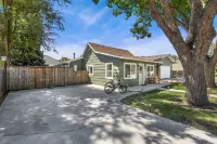 Downtown Windsor Home With Hot Tub & Pool Table Отели в г. Виндзор