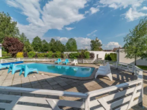 Holiday Homes with Pool, Close to the Beach