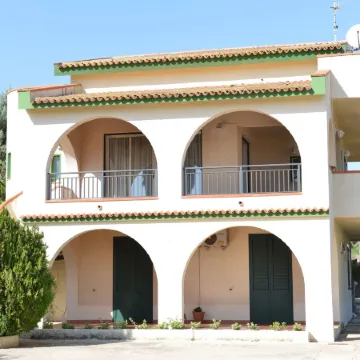 Apartment in Villa (Near the Sea)