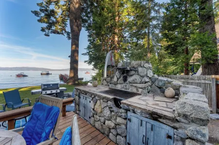 Lakefront Haven by Avantstay Minutes to Ski Resorts Private Dock & Boat