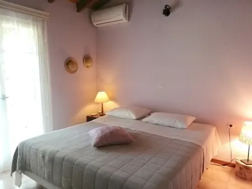 海灘附近的阿格里利斯小屋