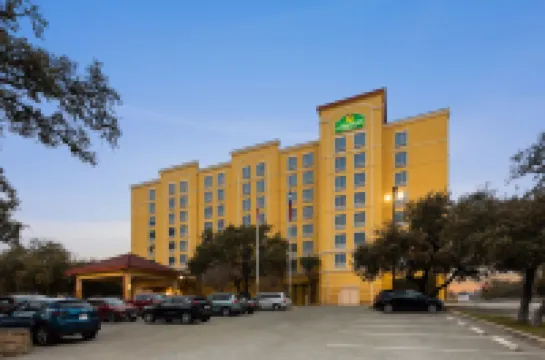 La Quinta Inn & Suites by Wyndham San Antonio Medical Ctr NW Hotels in Bexar County