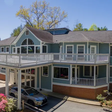 Highland Lake Inn & Resort - Flat Rock