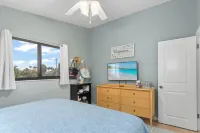 Adorable two bedroom condowalk to the beach and st Armand’s circle