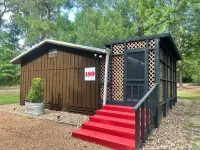 Cute Cabin with Hot Tub, Wifi and Roku. Queen Bed Close to Ratcliff Lake