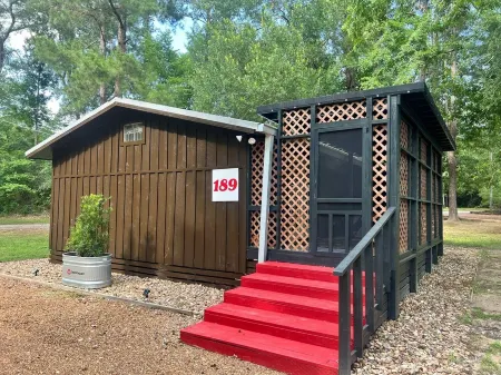 Cute Cabin with Hot Tub, Wifi and Roku. Queen Bed Close to Ratcliff Lake Отели в г. Кеннард