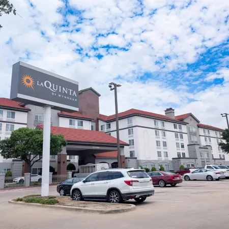 La Quinta Inn & Suites by Wyndham DFW Airport South / Irving