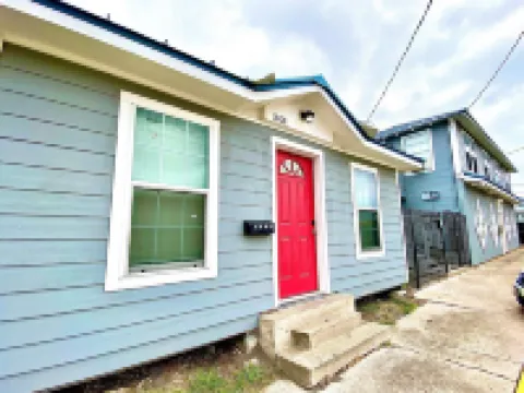 Charming Tiny Home with Cozy Essentials - Inviting Urban Retreat