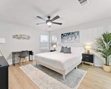Modern & Homey 3Br Home, Remote Work Friendly, King Beds, Fast WiFi Hotels in Pflugerville