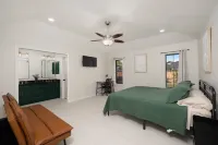 Sharyland Home with Jacuzzi & Playset, Sleeps 11! Hotels in Mission