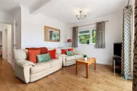 St Helens Apartment 2 - Short Walk to Beach Hotels in Amroth