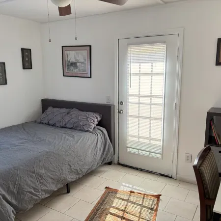 Kid-Friendly/ Walk to Playground 2-bedroom house in Gulf Breeze with WiFi and AC