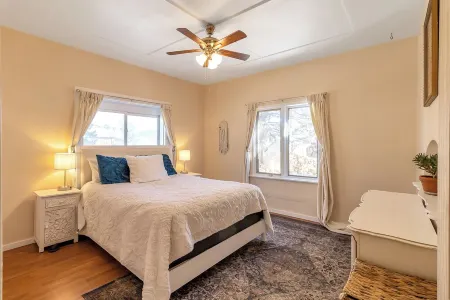 Cozy Cabin in the Indian Peaks - Minutes from Skiing - Fireplace - Pet Friendly