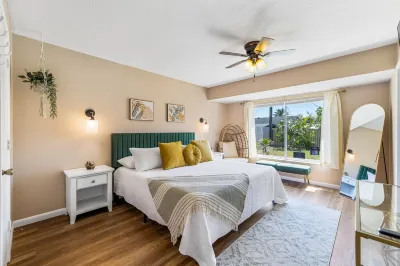 Palm Paradise ~ Hot Tub + Private Yard + Games - 17 mins to the beach!