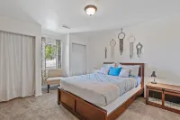 So much Fun! Spacious Home with Amenities Galore! Pool Table, Hot-Tub, Poker Hotel in zona Meteor Crater
