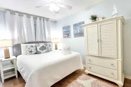 Top floor ocean view & sunrises for 6 /Hilton Head Beachfront resort/ pickleball