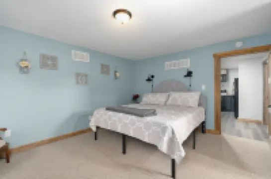 Blessed Charming 2-Bedroom Bungalow, 3 Miles From The World Known Ark Encounter