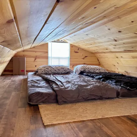 Little Red Cabin with WiFi in Duck Creek Village