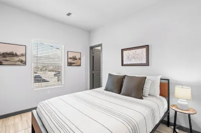 Modern 2-Bed, 2-Bath in the Heart of the City