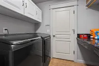 Modern 4BR w/ Hot Tub - Fire Pit - Stylish Stay - Villas