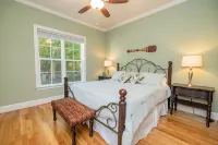 Top Rated Luxury 8-bedroom house with Best Boathouse on Lake Gaston. Hotels in Sixpound