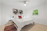 Private guest suite- Sleep & Bike, UPDATED!