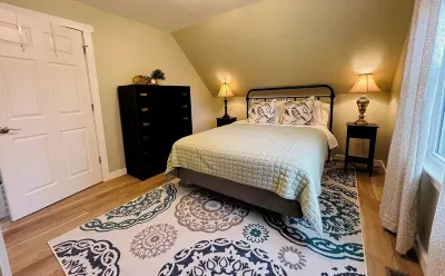 Charming 2-bedroom house in historical Galesburg neighborhood Hotels near Knox College