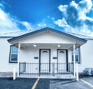 靠近節日市中心和河畔步行道的迷人1卧室/1浴室公寓