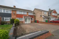 Elegant 5 Bed Home with Garden & Parking - Slough