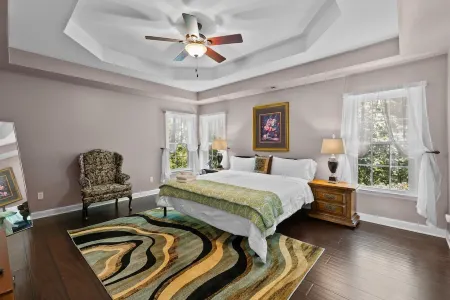 Near Downtown Cary and Raleigh - 5 room King beds, walking distance to Bond Park Отели рядом с достопримечательностью «Aspen Center»