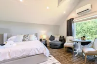 Cozy Barn Cottage Retreat nestled in the vineyards of Eola-Amity Hills